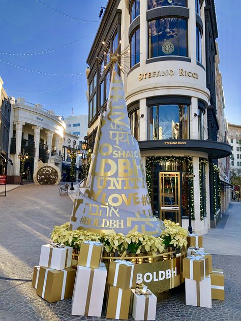 Good morning from Two Rodeo Drive in Beverly Hills. #lovebevhills Beverly Hills Christmas, Rodeo Drive, American Dream, Drive In, Outdoor Christmas Decorations, California Usa, Los Angeles California, Winter Christmas, Beverly Hills