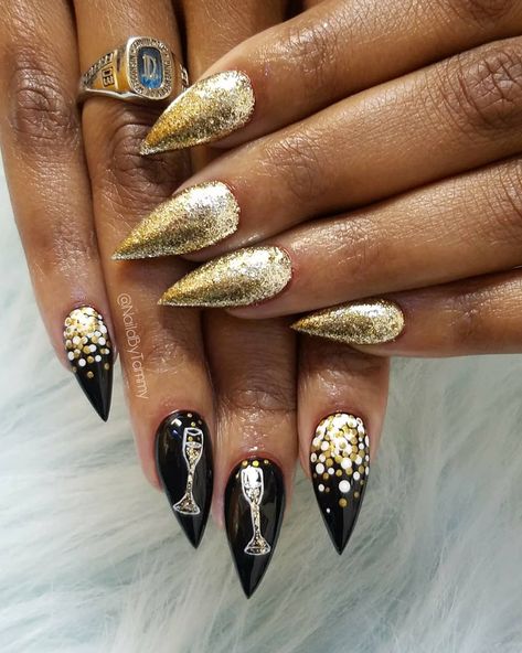 Champagne Nail Art Design, Champagne Bottle Nails, Champagne Bottle Nail Art, Champagne Nails, Nye Nails, Bubble Nails, Champagne Brunch, Champagne Toast, Gel Nail Designs