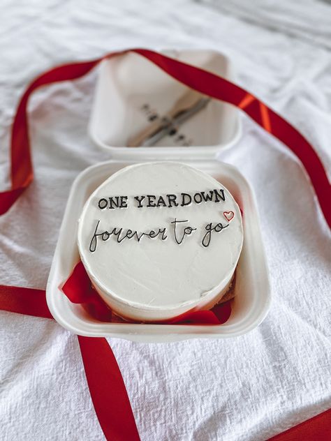 1 Year Down Forever To Go, Mini Cakes Aesthetic Anniversary, 1 Year Wedding Anniversary Party Ideas, 1year Anniversary Cake Ideas, Cake Dedication For Boyfriend, Happy 1 Year Anniversary Cake, Gifts For Boyfriend On Anniversary, 1 St Anniversary Cake, Anniversary Celebration Ideas Decoration