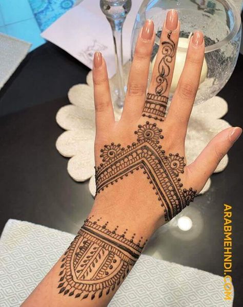 50 Manali Mehndi Design (Henna Design) - October 2019 Henna Triangle Design, Triangle Mehndi Designs, Esthetician Ideas, Arab Mehndi, Henna Ink, Modern Mehndi, Eid Mehndi, Henna Inspo, Pretty Henna