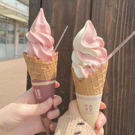 Korean Ice Cream, Iced Drinks Recipes, Cute Snacks, Pink Foods, Think Food, Kawaii Food, Cute Desserts, Food Obsession, Cafe Food