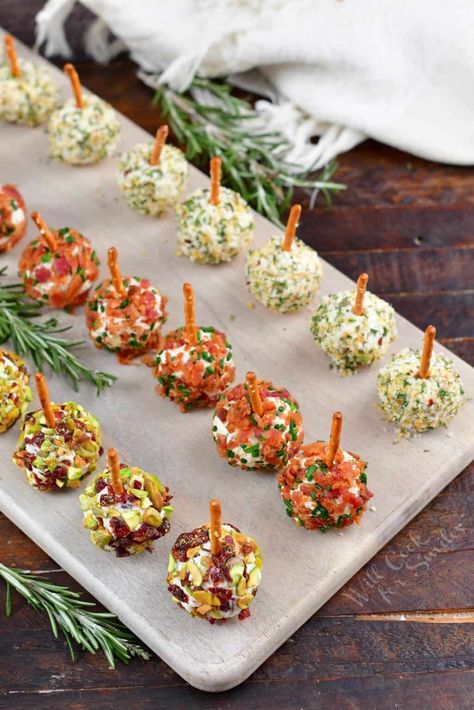 Grape Appetizers For Party, Ball Appetizers, Best Super Bowl Recipes, Mini Cheese Balls, Hot Dips, Cheese Ball Recipes Easy, Cheese Ball Bites, Super Bowl Recipes, New Year's Eve Appetizers