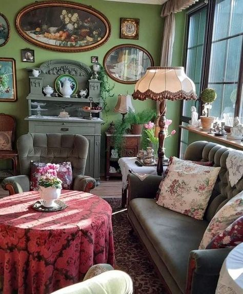 Living Room Cottagecore, Whimsical Living Room, Cottagecore Living Room, Victorian Living Room, Cottage Core Decor, English Country Decor, Cottage Living Rooms, Cottage Interior, Cottage Interiors