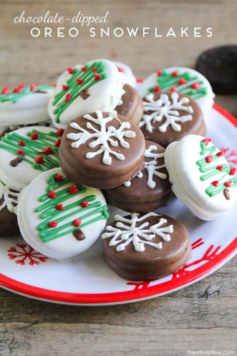 Christmas Tree Oreos, Choc Covered Oreos Christmas, Homemade Chocolate Treats, Chocolate Dipped Oreos Christmas, Christmas Easy Treats, Snowman Oreos, Dipped Oreos Christmas, Christmas Oreo Pops, Oreo Christmas Cookies