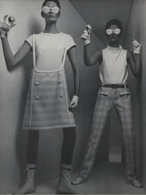 Fashion Inspired by '60s Space-Age Chic | Vogue Space Age Fashion 1960s, 60s Space Age Fashion, 60s Space Age, 1960s Space Age, Moodboard Images, Space Age Fashion, Fashion 1960s, Races Fashion, Space Race