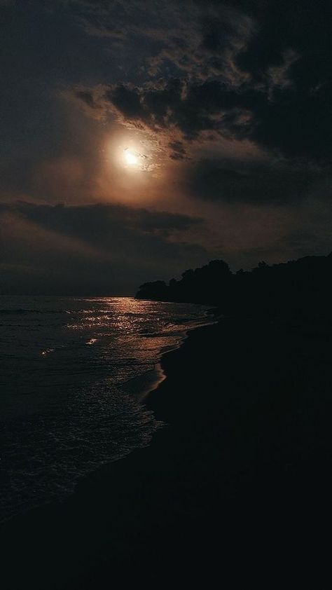 Moon Beach, Beach At Night, Night Sky Wallpaper, Night Scenery, Pretty Landscapes, Beach Wallpaper, Black Aesthetic Wallpaper, Beautiful Scenery Nature, Sunset Pictures