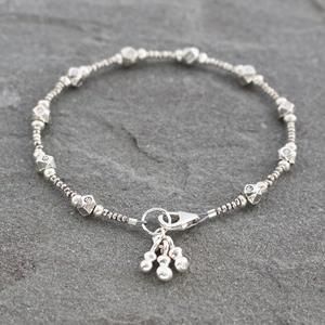 Silver Jwellary, Classy Jewellery, Silver Bracelet Designs, Silver Flower Bracelet, Bracelet With Charms, Jewelry Rustic, Diamond Bar Necklace, Silver Beaded Bracelet, Diamond Initial Necklace