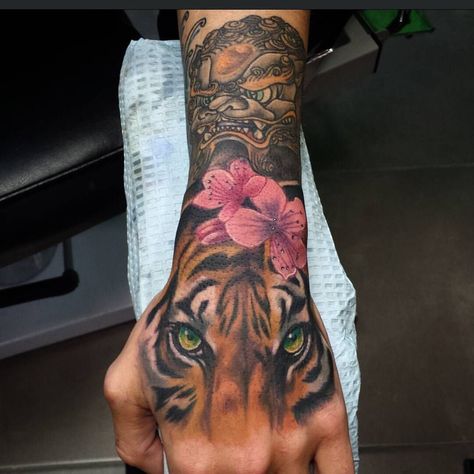 Hand Tattoo Women, Tiger Hand Tattoo, Simple Hand Tattoos, 16 Tattoo, Black Girls With Tattoos, Tattoos For Black Skin, Red Ink Tattoos, Hand Tattoos For Women, Pretty Tattoos For Women