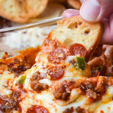 Dip Dance, Hot Pizza Dip, Dance Around The Kitchen, Pizza Dip Recipes, Sandwich Cream, Pumpkin Crisp, Hot Pizza, Toasted Baguette, Pepper Sandwich