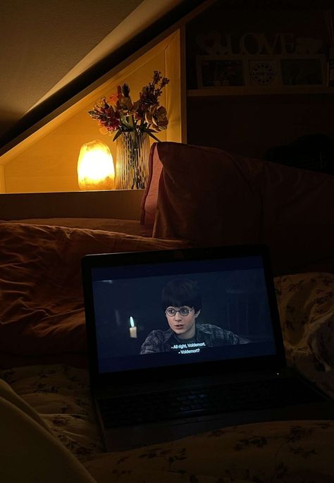 Harry Potter Movie Night Aesthetic, Cozy Movie Night Aesthetic, Harry Potter Night, The Fall Movie, Harry Potter Movie Night, Hp Movies, Comfort Movie, Harry Potter Movie, Bookstagram Inspiration