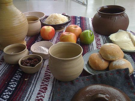 Medieval Pottage I was looking through an favorite herbal periodical today from a few years back,... Medieval Table, Historical Cooking, Medieval Camp, Medieval Pottery, Medieval Cooking, Ancient Food, Historical Food, Historic Kitchen, Medieval Food