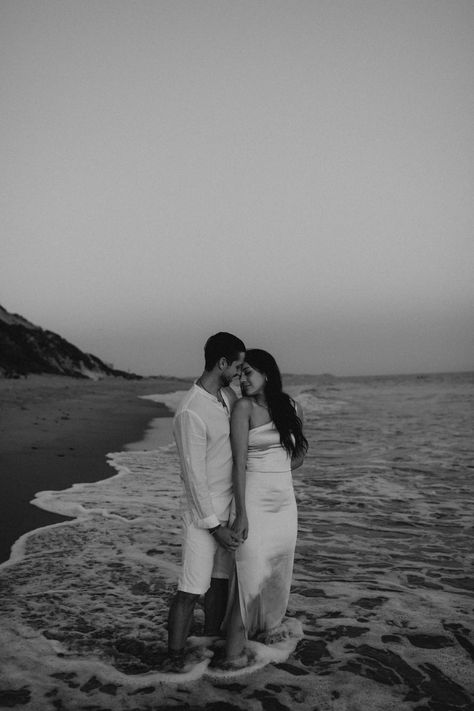 Black And White Beach Wedding Photos, Engagement Photo Black And White, Beach Wedding Shoot Photo Ideas, Editorial Beach Couple Photoshoot, Pre Wedding Praia, Engagement Photo Shoot Beach, Couples Beach Photography, Beach Photo Session, Beach Engagement Photoshoot