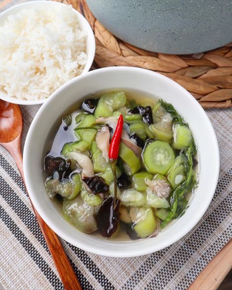 LUFFA GOURD SOUP w/Mushrooms: Taub Ntxuav Yag Hau Ntsug Nceb - C.HerCreations Luffa Gourd, Gourd Recipes, Mushroom Bites, Hmong Food, Thai Chili Pepper, An Old Soul, Smoked Beef, Asian Grocery, Vegetarian Paleo