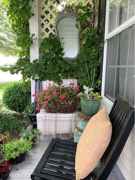 You'll love these ideas for hanging mirrors in an outdoor space, including this charming front porch by The Honeycomb Home! #outdoormirror #outdoordecorating Small Front Porch Decorating Ideas, Small Porch Decor, Front Porch Decorating Ideas, Painting Simple, Interior Simple, Small Front Porch, Porch Decorating Ideas, Backyard Renovations, Porch Flooring