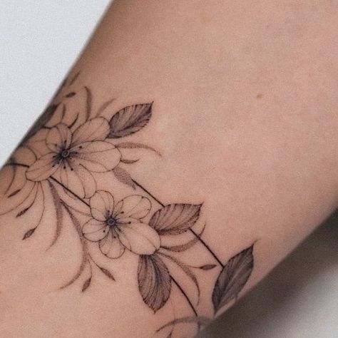 Fine line • I flower you! Tattoo 🌹 Katowice on Instagram: "Paulina 🌸 #armbandtattoo #finelinetattoo" Lily Bracelet Tattoo, Line Tattoo With Flowers, Leaf And Flower Tattoo, Curved Flower Tattoo, Floral Cuff Tattoo, You Tattoo, Flower Band Tattoo, Geometric Flower Tattoo, Wrist Band Tattoo