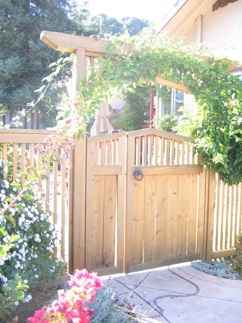 Trellis Gate, Backyard Gates, Garden Gates And Fencing, Garden Gate Design, Wooden Gate, Garden Vines, Front Yard Fence, Wooden Gates, Modern Fence