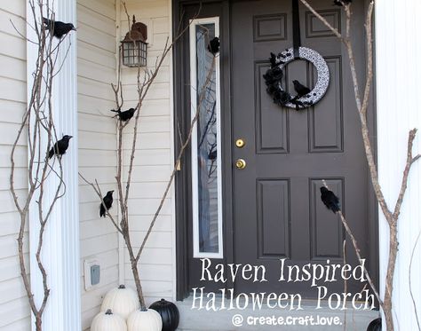 If I had a black door, I would try this.   10 Fall Decorating Ideas | Positively Splendid {Crafts, Sewing, Recipes and Home Decor} Porche Halloween, Halloween School Treats, Halloween Diy Outdoor, Halloween Decorations Diy Outdoor, Halloween Porch Decorations, Easy Halloween Decorations, Halloween Front Porch, Spooky Halloween Decorations, Halloween Porch