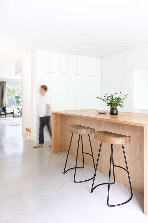 House with Two Bay Windows by D’arcy Jones Architecture Kitchen Countertops With White Cabinets, Minimalist White Kitchen, Infill House, Countertops With White Cabinets, White Cabinets Kitchen, Built In Bathtub, Kitchen Island Plans, Color Kitchen, Wood Island