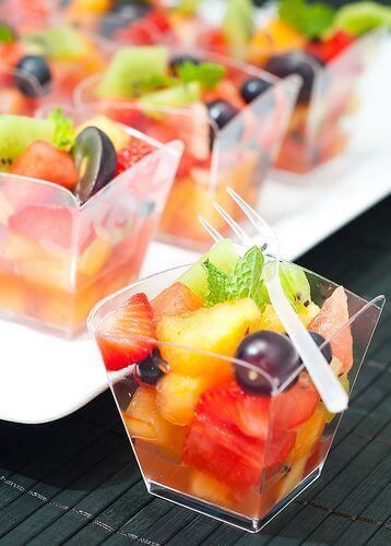 Fancy Desserter, Recept Sandwiches, Salad Presentation, Fest Mad, Wedding Appetizers, Fresh Fruit Recipes, Fruit Salads, Fruit Cups, Shower Food