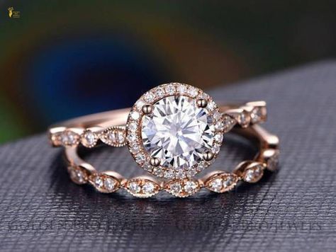 The uniqueness of this ring is what stands out! 💯 Diamond Bridal Ring Sets, Detailed Engagement Ring, Diamond Wedding Rings Sets, Round Halo, Types Of Diamonds, Diamond Wedding Ring, Wedding Ring Set, Moissanite Wedding Bands, Bridal Ring Set