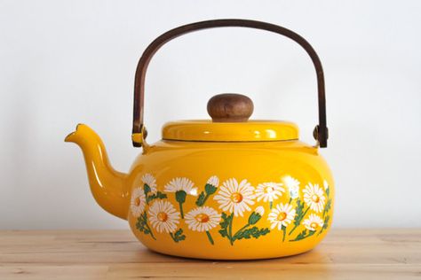 Bright Yellow Retro Teapot with White Daisies Daisy Tea, Retro Teapot, Yellow Teapot, Pot Design, Tea Kettles, Vintage Teapot, Pretty Yellow, Yellow Daisy, White Daisies