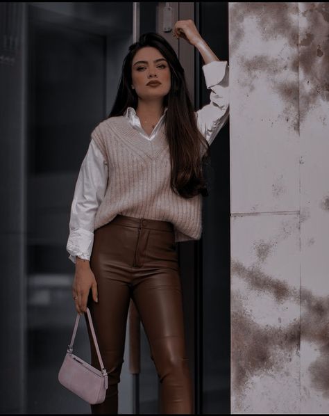 Brown Leather Pants Office Outfit, Brown Leather Pants Fall Outfit, Brown Leather Pants Work Outfit, Brown Leather Jeans Outfit, Brown Leather Pants Outfit Work, Leather Brown Pants Outfit, Leggins Beige Outfit, Brown Leather Pants Outfit Casual, Beige Leather Pants Outfit