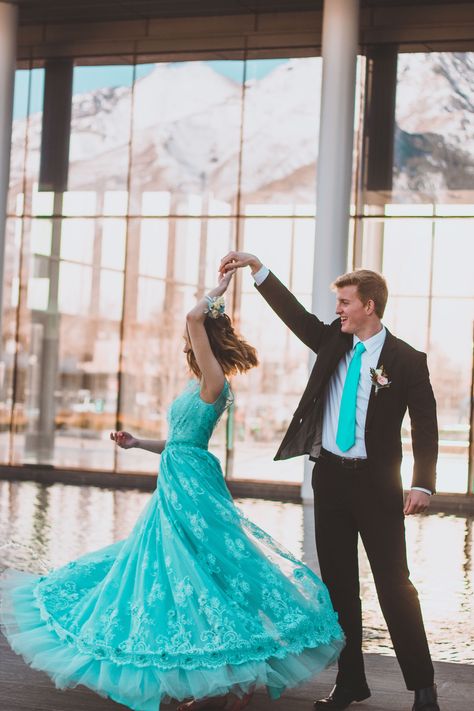 Spinning Prom Pictures, Prom Photoshoot Couples Cute Poses, Teal Prom Dress Couple, Rooftop Prom Pictures, Fun Prom Photos, Prom Fotoshoot Ideas, Turquoise Prom Couple, Teal Prom Couple, Fun Prom Pictures Couples