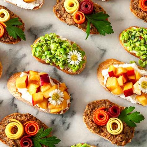 Colorful Easter Crostini Goat Cheese Crostini, Goat Cheese Appetizer, Crostini Appetizers, Lamb Dinner, Pate Recipes, Easter Side Dishes, Easter Appetizers, Spring Peas, Elegant Appetizers