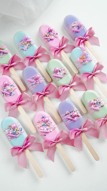 Candyland Cakesicles, Two Sweet Party 2nd Birthday Cake Pops, Cakesicles Pastel, Disney Cakesicles, Barbie Cakesicles, Pastel Cakesicles, Cake Cycles, Cakesicles Ideas For Birthday, Chellbells Cakes