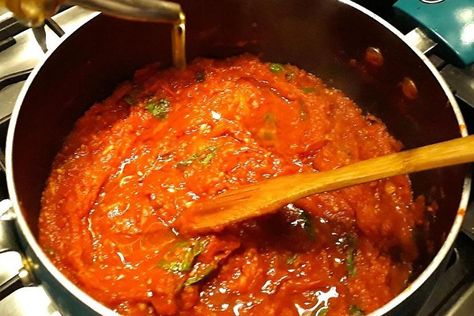 Best Pasta Sauce Recipe Ever: 4-Ingredient Spaghetti Sauce Recipe Starts With Fresh Tomatoes #30secondmom Best Pasta Sauce Recipe, Best Pasta Sauce, Jam Preserves, Pizza Sauces, Spaghetti Bolognese Recipe, 30seconds Food, Pasta Sauce Recipe, Marinara Sauce Recipe, Easy Tomato Sauce