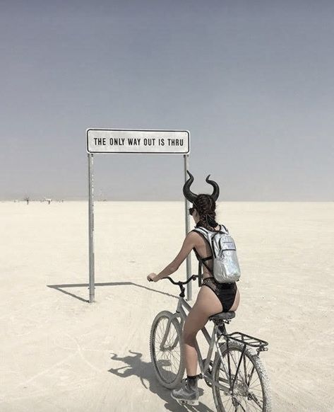 Burning Man Aesthetic, Burning Man Bike, Burner Girls, Burning Man Girls, Afrika Burn, Burning Man Art, Burning Men, Festival Aesthetic, Burning Man Fashion