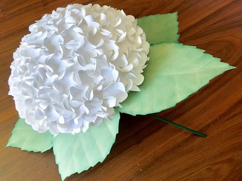 DIY Paper Hydrangea Flower Bouquet Paper Hydrangea, Paper Flower Bouquet Diy, Cricut Flowers, Sew Embroidery, Crafted Flowers, Paper Succulents, Tissue Paper Flowers Diy, Flower Walls, Silhouette School