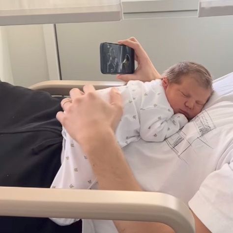 Dad With Newborn, Feeding Baby, Girlfriend Style, Father And Baby, Cora Reilly, Army Girlfriend, Baby Hospital, Army Girlfriend Style, Family Goals