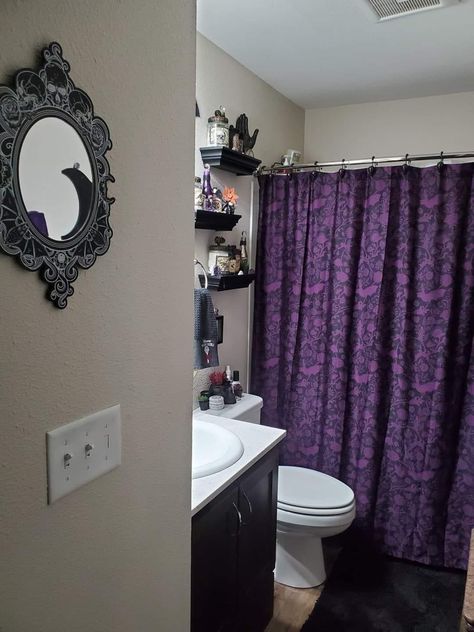 Alt Bathrooms, Black And Purple Bathroom, Goth Appartement, Goth Moodboard, Gothic Rooms, Housing Decor, Purple Bathroom, Goth Fits, Purple Bathrooms