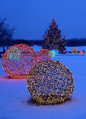 DIY Christmas Light Decoration Ideas - Outdoor Christmas Decor - Dot Com Women Outdoor Christmas Lights Diy, Light Decoration Ideas, Diy Christmas Light Decorations, Outdoor Christmas Light Displays, Christmas Lights Outside, Diy Christmas Lights, Christmas Light Installation, Hanging Christmas Lights, Christmas Light Displays