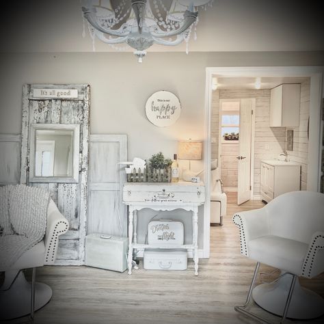 Shabby Chic Hair Salon Ideas, Shabby Chic Hair Salon, Farmhouse Salon, Boho Chic Hair, Home Hair Salon, Small Hair Salon, Salon Lofts, Shabby Chic Salon, Small Salon