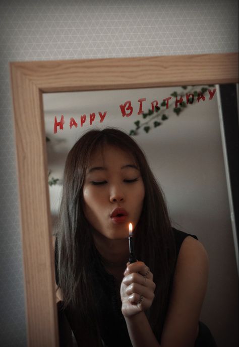 Self Portrait Photography Mirror, Birthday Photoshoot Ideas Candle, Self Portrait Photography Birthday, Ig Photo Inspo At Home, Pic Ideas Instagram At Home Aesthetic, Bday Poses At Home, No Face Birthday Photo Ideas, Birthday Selfie Ideas At Home, Mirror Photography Ideas At Home