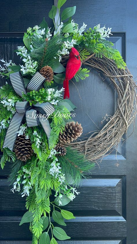 Cardinal Gifts Diy, Wreath With Cardinals Winter, Wreaths With Birds, Wreaths With Cardinals, Christmas Cardinal Wreath, Cardinal Christmas Wreath, Unique Christmas Wreaths For Front Door, Cardinal Wreath Ideas, Barbwire Crafts