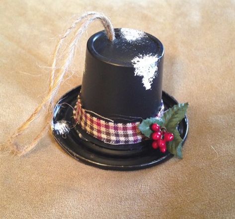 Snowman Hat Ornaments, Snowman Hat Diy, K Cup Crafts, Diy Snowman Hat, Coffee Pods Crafts, Snowman Hats, Hat Ornaments, Communion Cups, Pine Cone Christmas Tree