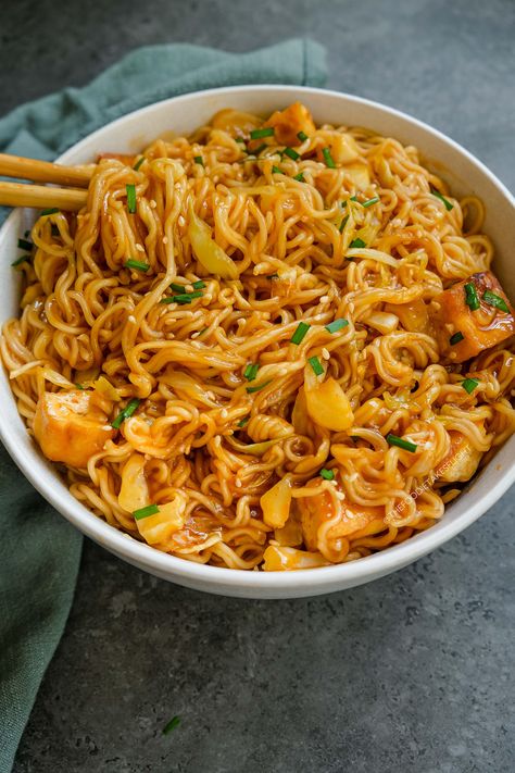 Sweet And Spicy Noodles, Sweet Noodles, Saucy Noodles, Resep Vegan, Spicy Noodle, Vegan Asian, Spicy Noodles, Healthy Bowls, Vegan Dinner