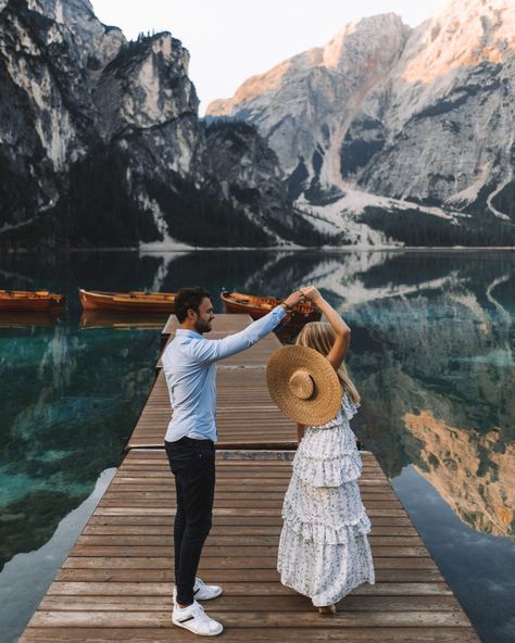 Visit the beautiful lago di Braies in the Dolomites UNESCO in Italy. This lake is absolutely incredible, the reflection of the mountains on the water North Italy, Gorgeous Places, Dolomites Italy, Beautiful Countryside, Toscana Italia, The Dolomites, Romantic City, Rotorua, Tapeta Galaxie