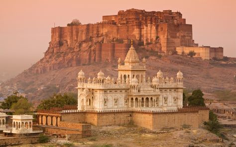 Picture of Beautiful Mehrangarh Fort captured. Mehrangarh Fort, Amazing India, Visit India, Jaisalmer, India Tour, Indian Architecture, Destination Voyage, Rajasthan India, Udaipur