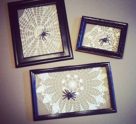 20 Super Scary Halloween Decorations Framed Doilies, Dollar Store Halloween Decorations, Koti Diy, Classy Halloween Decor, Halloween Decor Diy, Classy Halloween, Dollar Tree Halloween, Dollar Store Halloween, Diy Halloween Decor