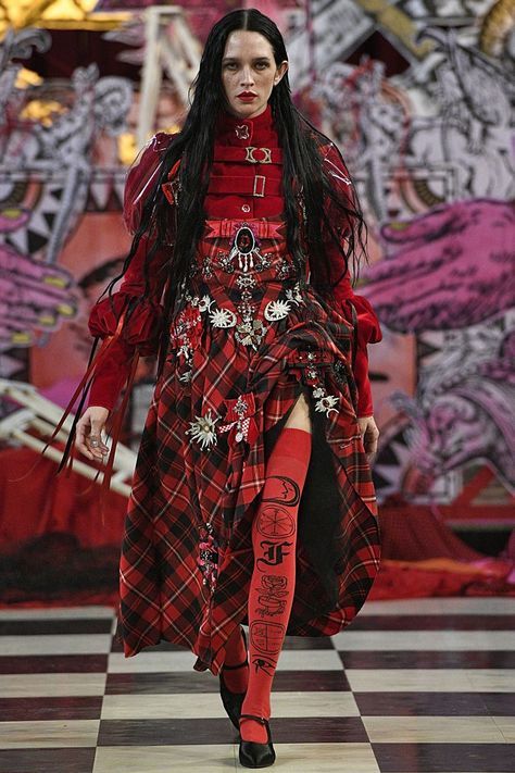 Dilara Findikoglu Spring/Summer 2018 Ready To Wear | British Vogue Mode Tartan, Dilara Findikoglu, Mode Punk, Mode Costume, Estilo Punk, Alt Fashion, Mode Inspo, Inspired Outfits, Fantasy Fashion