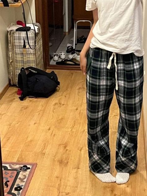 Pajama Plaid Pants, Pyjama Pants Plaid, Comfortable Pajamas Aesthetic, Oversized Pajama Pants, Pajama Pant Outfits For School, Pajama Ideas Outfit, Aesthetic Pajamas Comfy, Pajama Bottoms Aesthetic, Cute Pajama Sets Winter