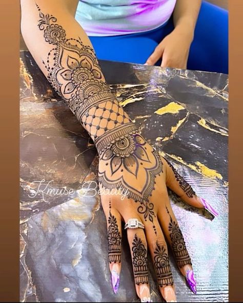 Red Henna Tattoo, Henna Arm Tattoo, Henna Patterns Hand, Cute Henna Designs, Cute Henna Tattoos, Henna Style Tattoos, Henna Inspo, Red Henna, Pretty Henna