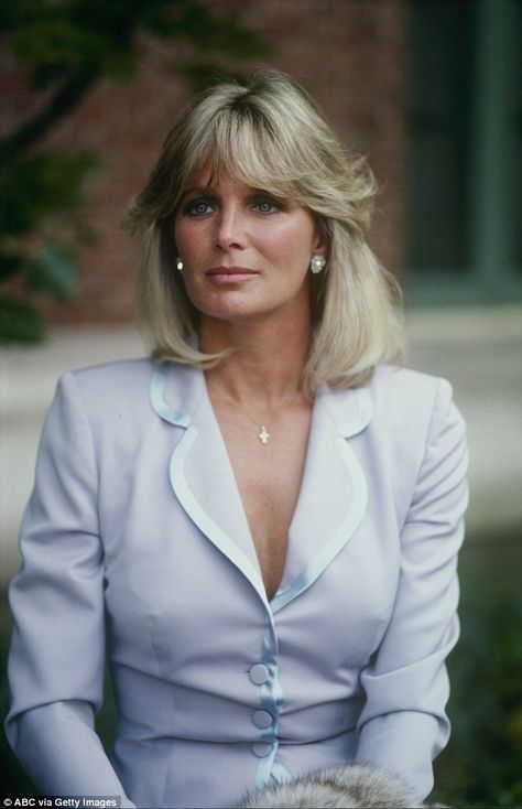 Linda Evans Dynasty, Lesley Anne Down, Linda Evans, Stunning Hairstyles, Jolie Photo, Vintage Beauty, Hairstyles With Bangs, Celebrities Female, Cortes De Cabello Corto