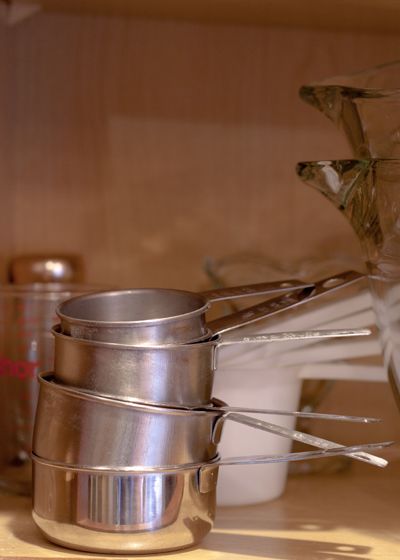 Kitchen Tip: Keep your measuring cups in a cupboard, not a drawer Measuring Cups Organization, Measuring Cup Organization, Glass Measuring Cup, Diy Holder, Kitchen Tips, Kitchen Hacks, Measuring Cups, Cup Holder, Cupboard