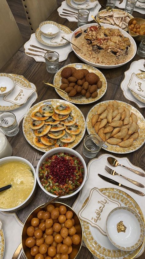 Iftar Ideas Ramadan, Eid Food Table Decoration, Iftar Food Ideas, Ramadan Food Iftar Table, Ramadan Iftar Ideas, Ramadan Food Ideas, Iftar Platter, Ramadan Iftar Food, Ramadhan Decor