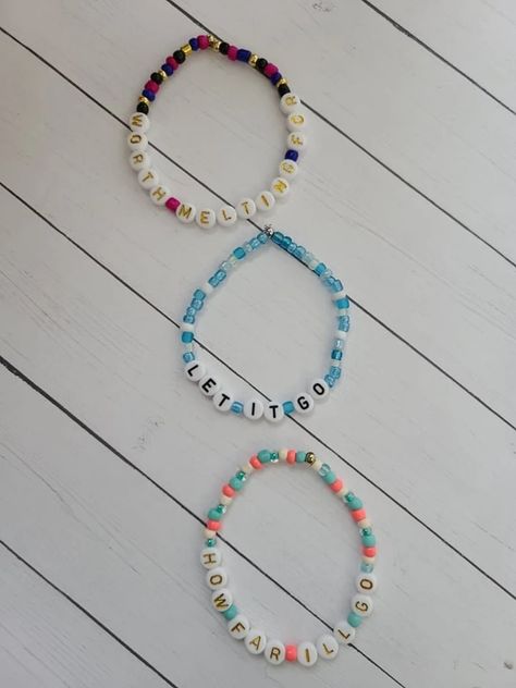 Bracelet Ideas Disney, Travel Bracelet, Pony Bead Bracelets, Mickey Earrings, Diy Friendship Bracelets Tutorial, Disney Bracelet, Rainbow Loom Bracelets, Friendship Bracelets Tutorial, Clay Bracelet